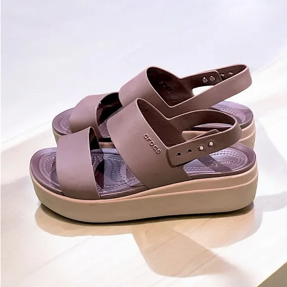 Crocs Women’s Brooklyn Low Wedges, Platform Sandals Size 10W.