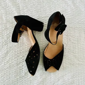 CROWNE COMFORTEUR Black Suede Peep Toe 2 5/8 Inch Suede heel Sandals Comfort