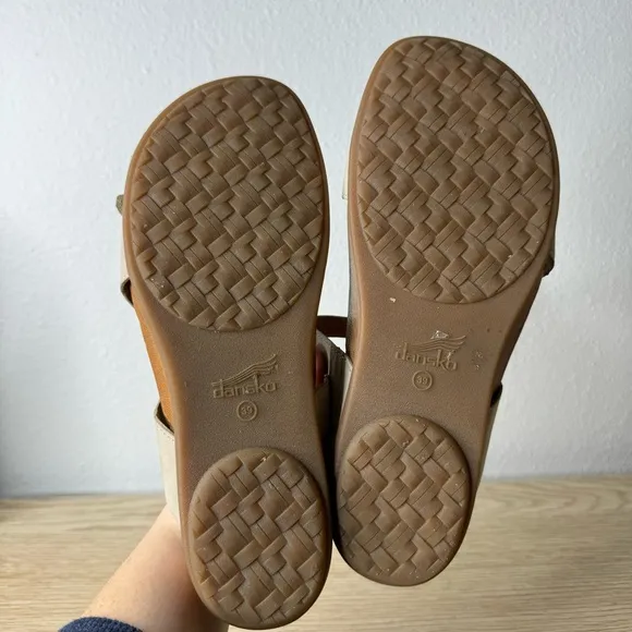 Dansko Beige Leather Jordyn Adjustable 3 Strap Sandals Womens Size 39 6213610300