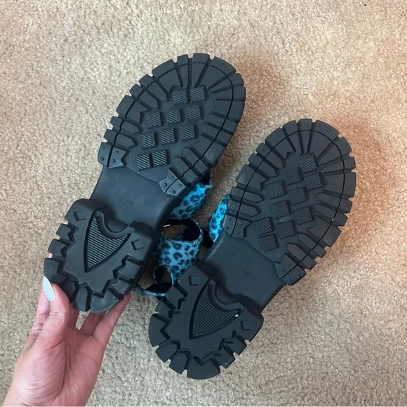 dELiA*s Dolls Kill Nostalgic Games Platform Sandals Blue Leopard Fuzzy Size 9