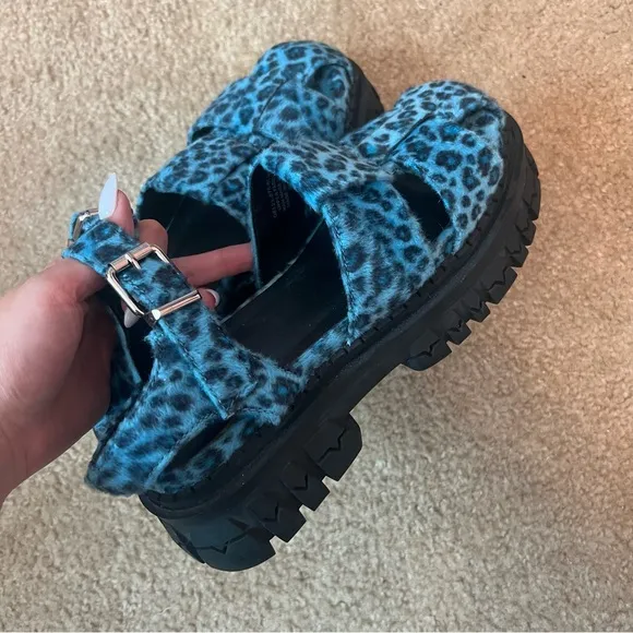 dELiA*s Dolls Kill Nostalgic Games Platform Sandals Blue Leopard Fuzzy Size 9