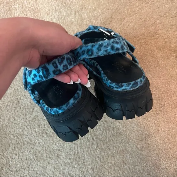 dELiA*s Dolls Kill Nostalgic Games Platform Sandals Blue Leopard Fuzzy Size 9