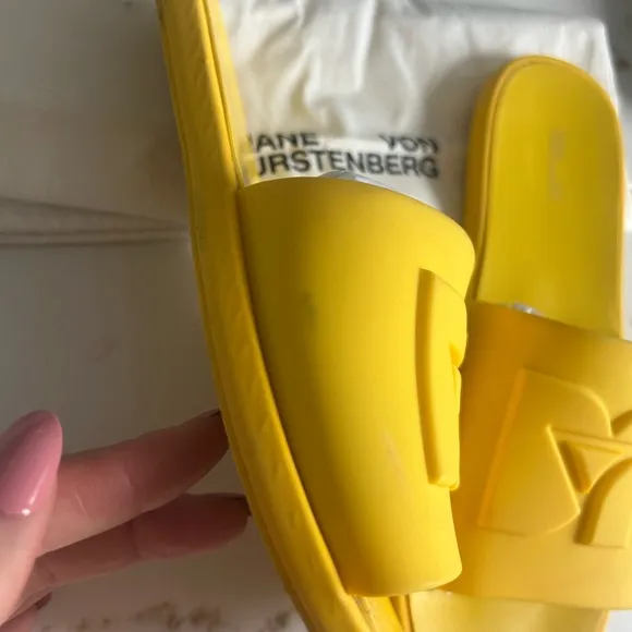 Diane Von Furstenberg yellow pool slide sandals size 6