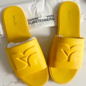 Diane Von Furstenberg yellow pool slide sandals size 6