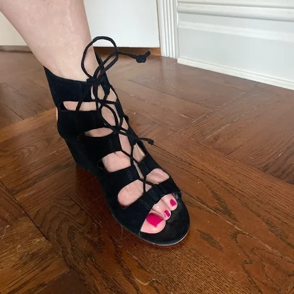 Dolce Vita Louise Black Suede Wedge Sandals.