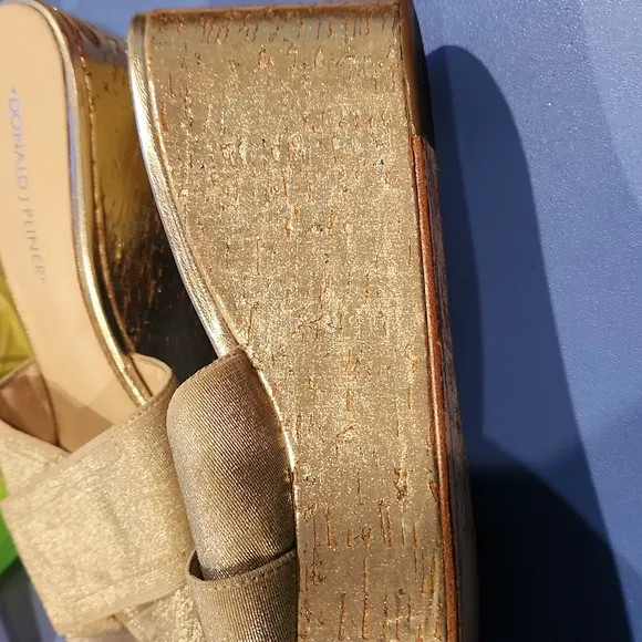 Donald J Pliner 8M metallic gold platform slide sandals #1102