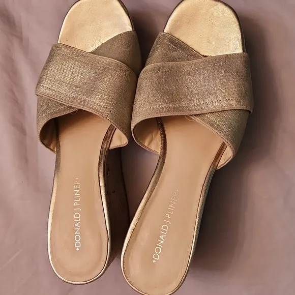 Donald J Pliner 8M metallic gold platform slide sandals #1102