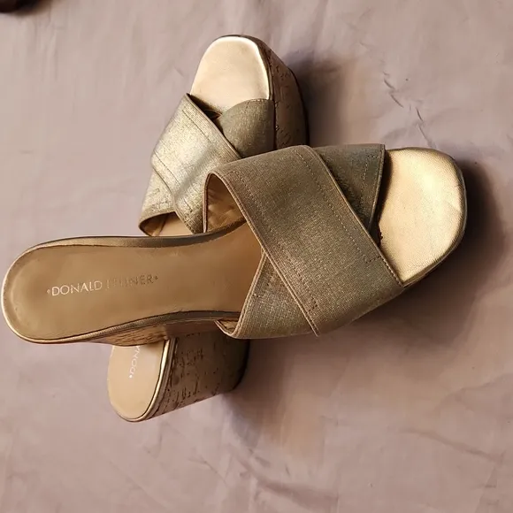 Donald J Pliner 8M metallic gold platform slide sandals #1102