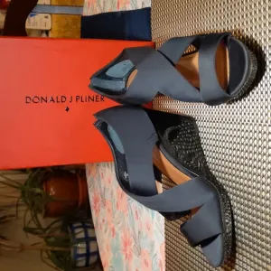Donald J. Pliner Aurora black crepe elastic wedge heels