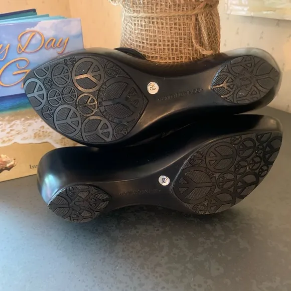 Donald J. Pliner sandals, BEAUTIFUL. BLACK with GOLD sequins, RED and GOLD beads