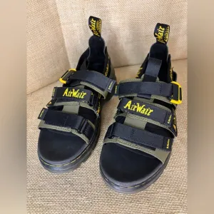 Dr. Martens Pearson Sandals II Black Shoes Leather/Webbing Buckle Mens 7 Wms 8
