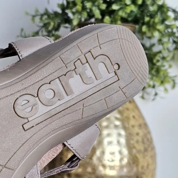 Earth Origins Genuine Leather Berri Wide Women's Taupe Sandals Size 6.5W