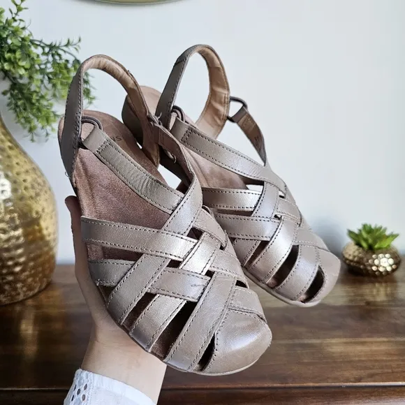 Earth Origins Genuine Leather Berri Wide Women's Taupe Sandals Size 6.5W