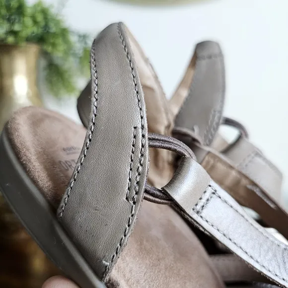 Earth Origins Genuine Leather Berri Wide Women's Taupe Sandals Size 6.5W