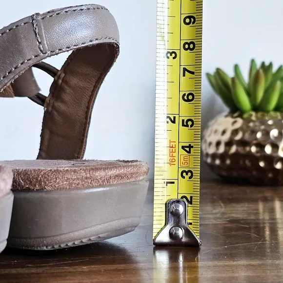 Earth Origins Genuine Leather Berri Wide Women's Taupe Sandals Size 6.5W