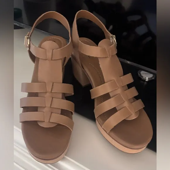 Earth Women's Tan Leather strappy platform block heal Sandals