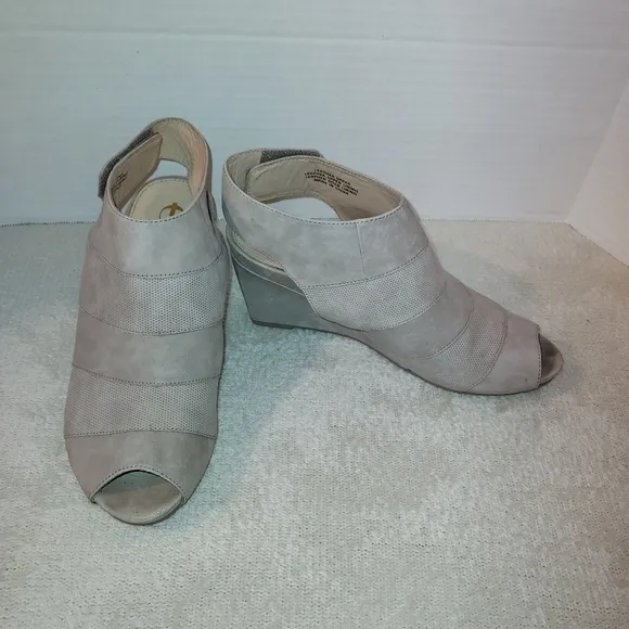 Earthies Manza Taupe Leather Wedge Peep Toe Sandals size 8B
