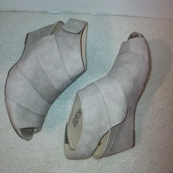 Earthies Manza Taupe Leather Wedge Peep Toe Sandals size 8B
