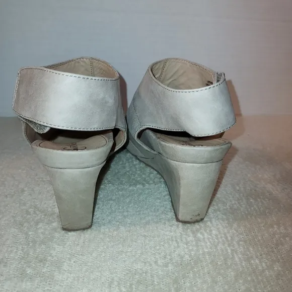 Earthies Manza Taupe Leather Wedge Peep Toe Sandals size 8B