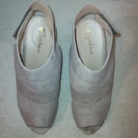 Earthies Manza Taupe Leather Wedge Peep Toe Sandals size 8B