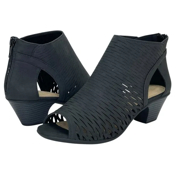 Easy Street Sunrise Black Perforated Womens Caged Sandals Size 8.5XW