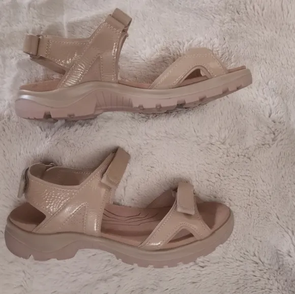 Ecco Off Road Nude Patent Leather Chunky Sole Velcro Strap Fisherman Sandals