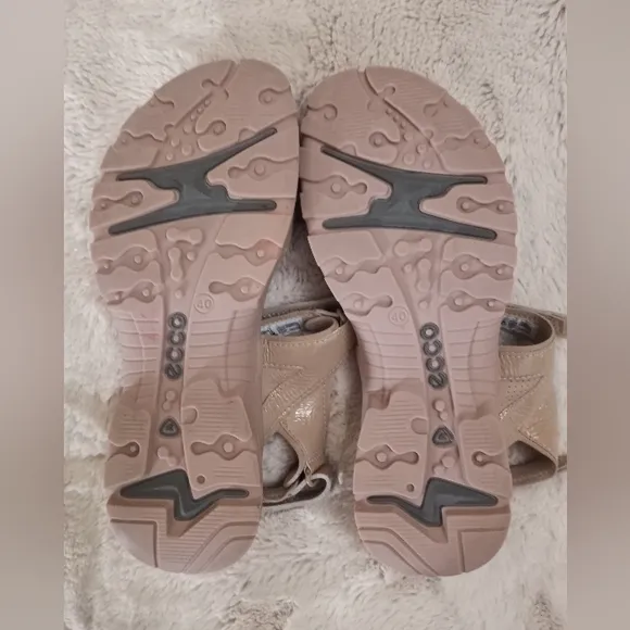Ecco Off Road Nude Patent Leather Chunky Sole Velcro Strap Fisherman Sandals