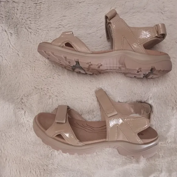 Ecco Off Road Nude Patent Leather Chunky Sole Velcro Strap Fisherman Sandals
