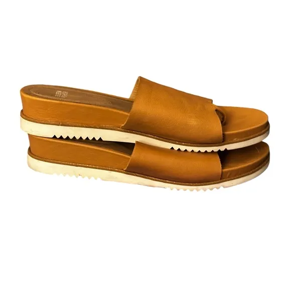 Eileen Fisher Duet Tumbled Leather Sandal in Honey. Women’s Size 11 Slides