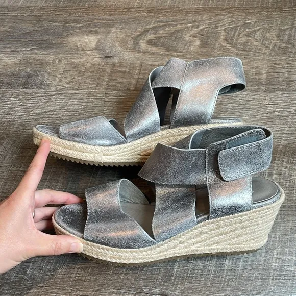 Eileen Fisher Willow Wedge Sandals Women’s 9.5 Metallic Silver Suede