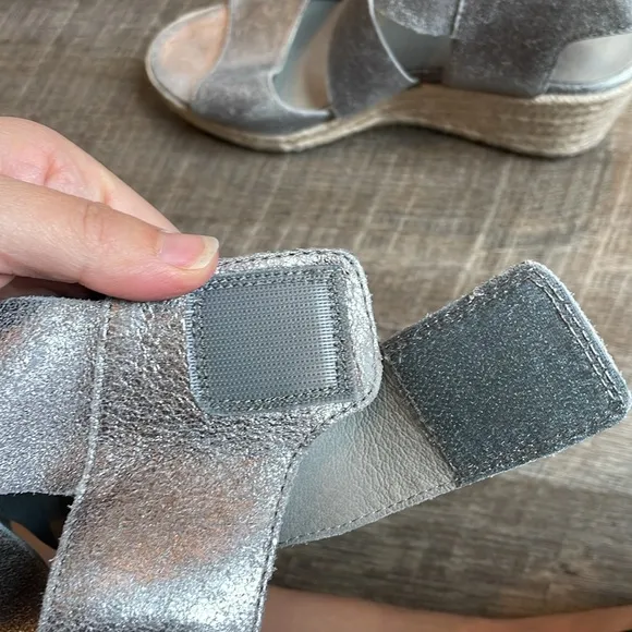 Eileen Fisher Willow Wedge Sandals Women’s 9.5 Metallic Silver Suede