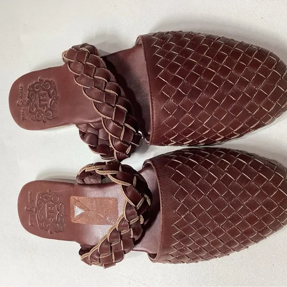Elf Sea Escape Slide Sandals In Brown Size 9.5