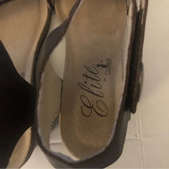 Elite by Corkys NWOB Brown Women’s Leather Wedge Sandals Size 9
