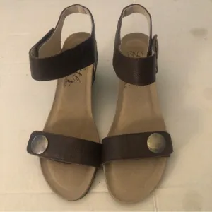 Elite by Corkys NWOB Brown Women’s Leather Wedge Sandals Size 9