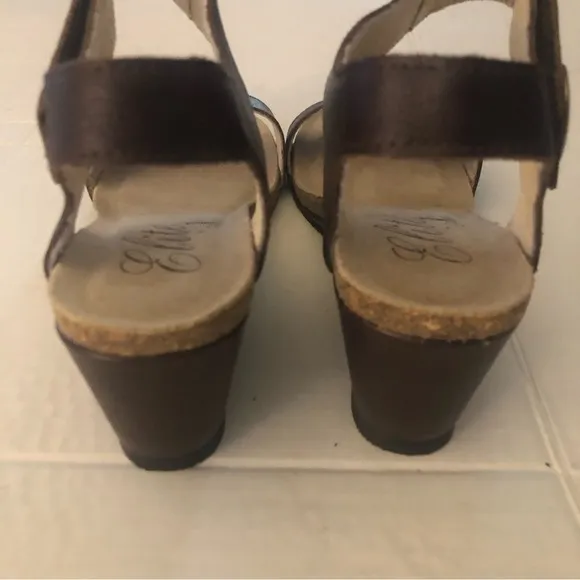 Elite by Corkys NWOB Brown Women’s Leather Wedge Sandals Size 9