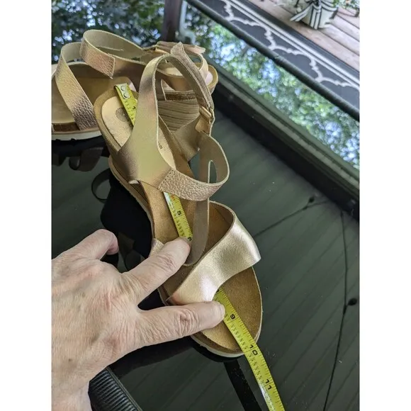 Eric Michael Sandal Womens Sz 8 Rose Gold Leather Wedge Heel AnkleStrap Metallic