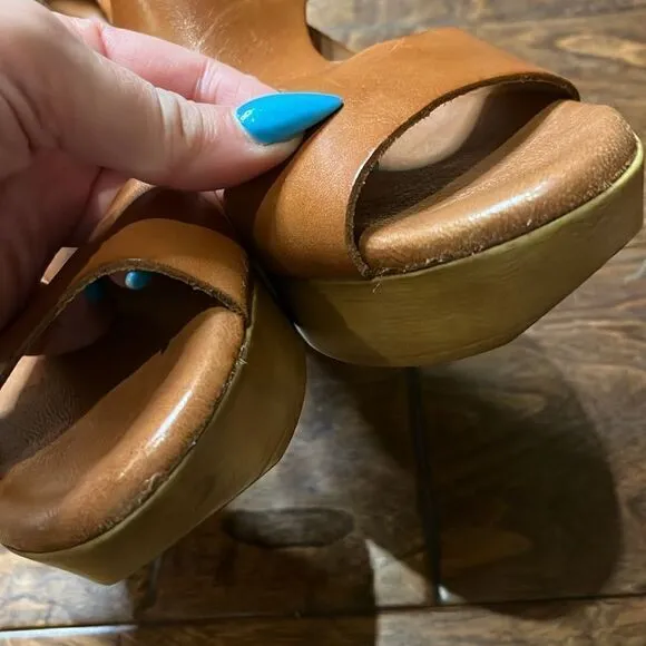 Eric Michael Toffee Leather Platform Sandal, 7!