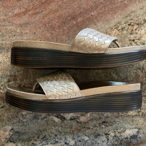 EUC Donald J Pliner Leather Fifi Sandals