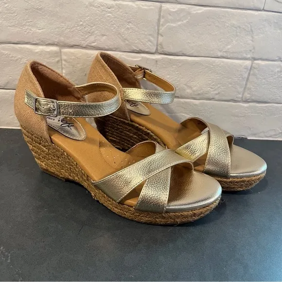 Euro soft sz 6 Mara gold metallic leather espadrille wedge sandals