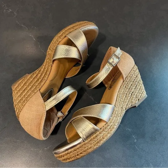 Euro soft sz 6 Mara gold metallic leather espadrille wedge sandals