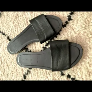 Everlane slide sandals. Black leather.