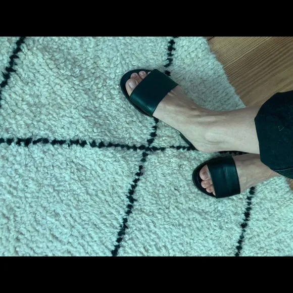 Everlane slide sandals. Black leather.