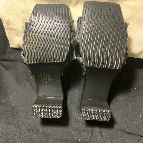 Fendi denim flower Logo heel sandals 36