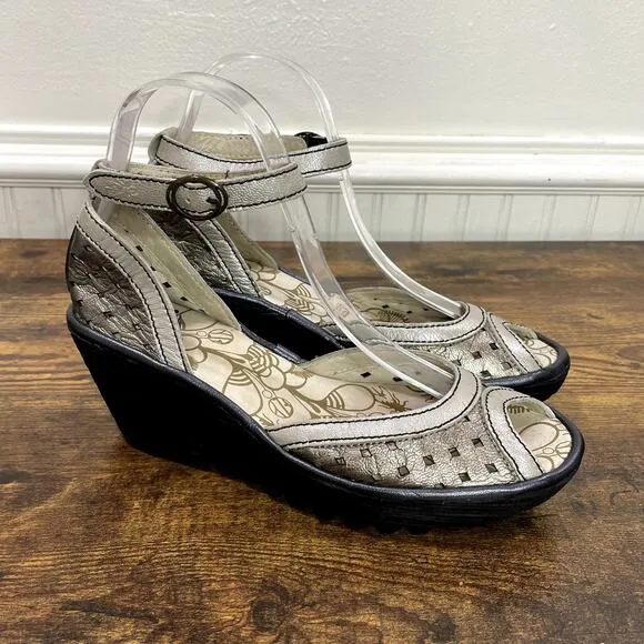 Fly London EU 38 US 7.5-8 Sandals Ydel Wedge Heel Platform Silver Borgogna