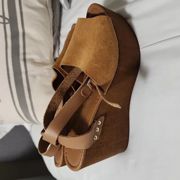 Forward Wedge by Seychelles