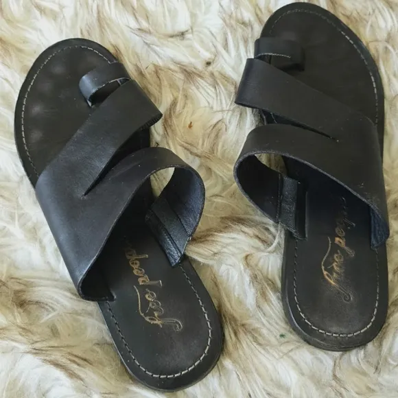 Free People Abilene Toe Loop Black Leather Sandals Sz 38.5 or 8 🌴