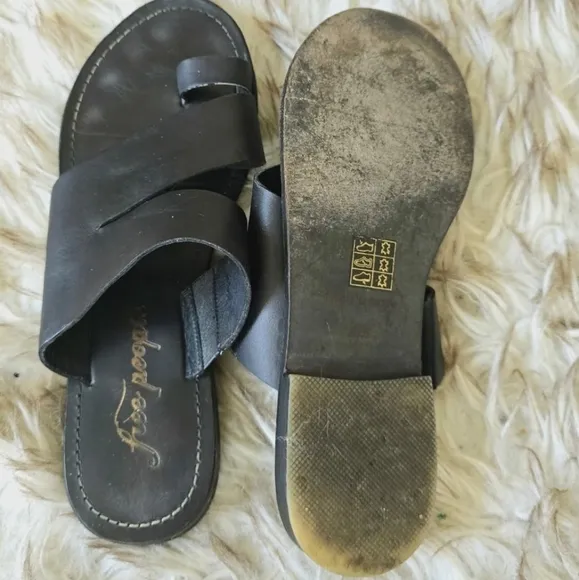 Free People Abilene Toe Loop Black Leather Sandals Sz 38.5 or 8 🌴