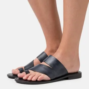 Free People Abilene Toe Loop Black Leather Sandals Sz 38.5 or 8 🌴