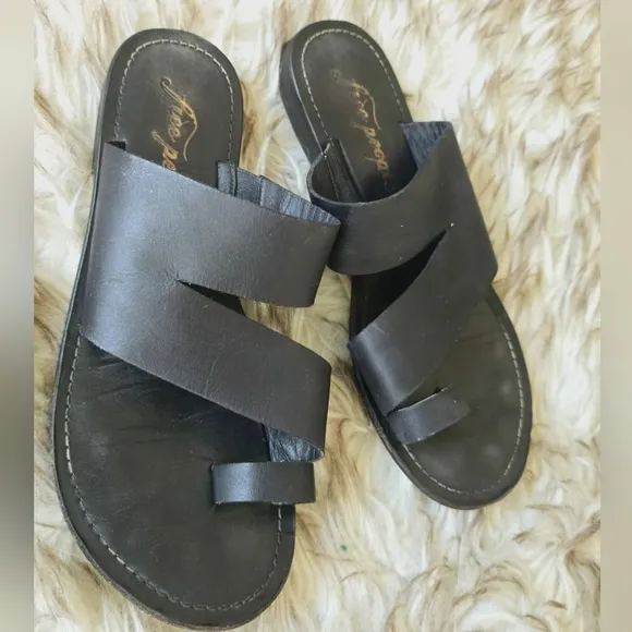 Free People Abilene Toe Loop Black Leather Sandals Sz 38.5 or 8 🌴