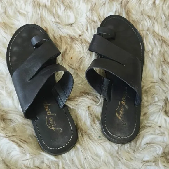 Free People Abilene Toe Loop Black Leather Sandals Sz 38.5 or 8 🌴